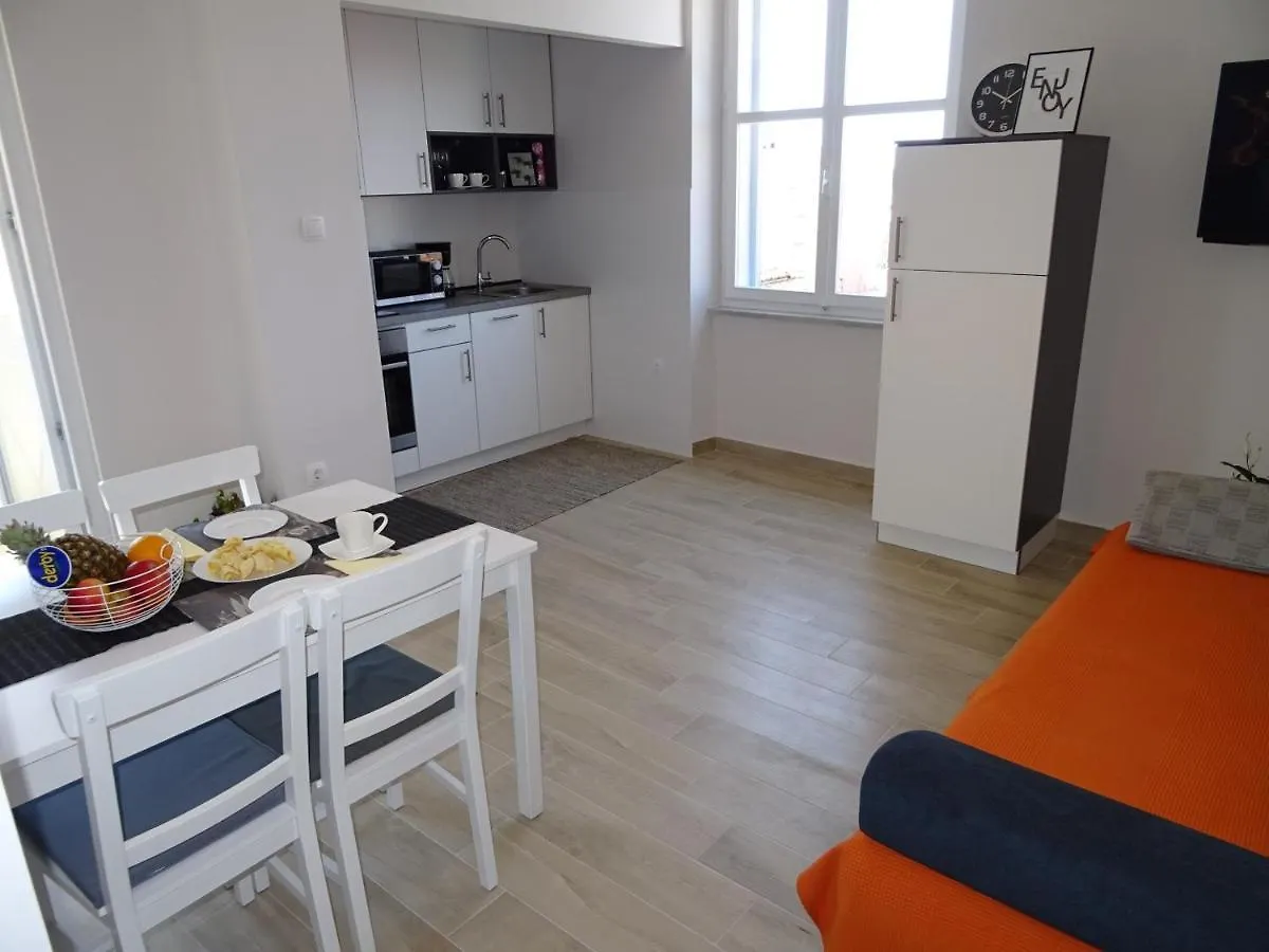 Luka'S Arena View Apartment Pula