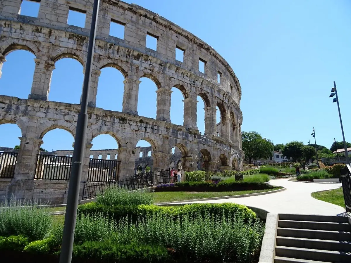 Luka'S Arena View Apartment Pula