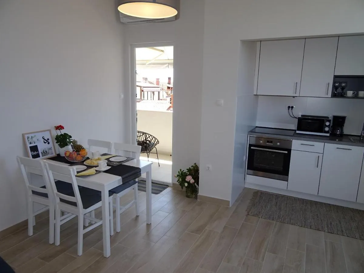 Luka'S Arena View Apartment Pula 0*,