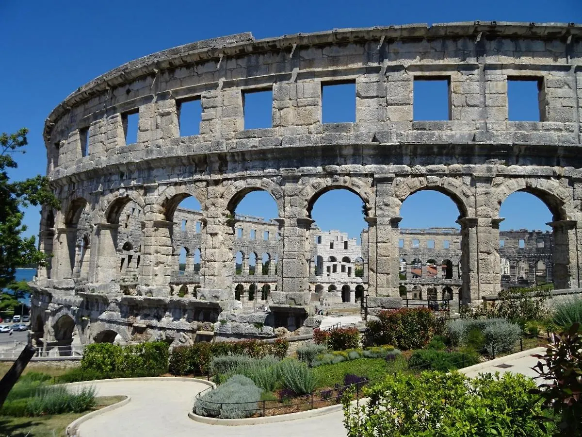Luka'S Arena View Apartment Pula