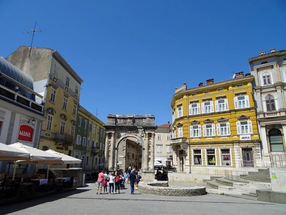 Luka'S Arena View Apartment Pula