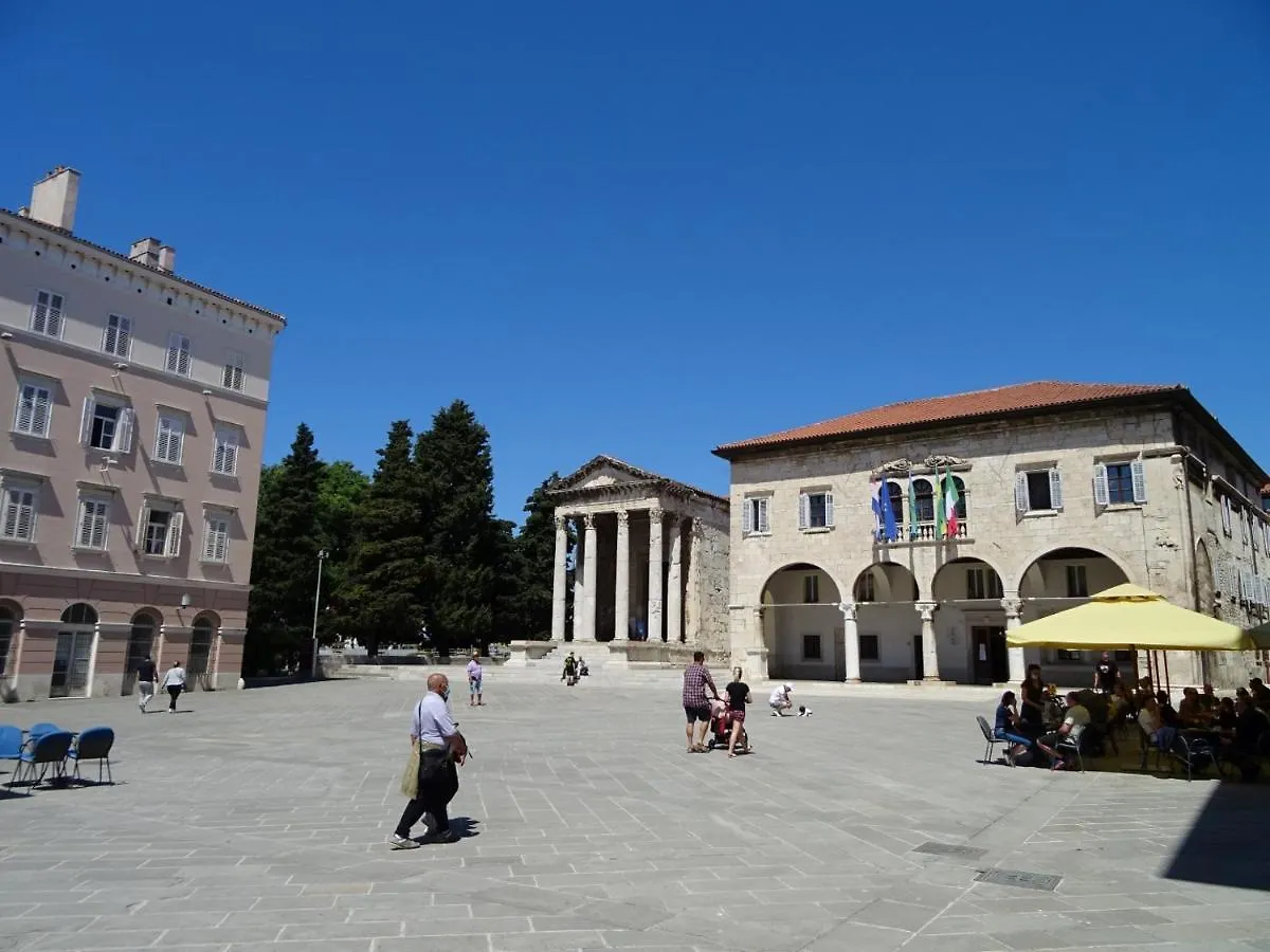 Luka'S Arena View Apartment Pula