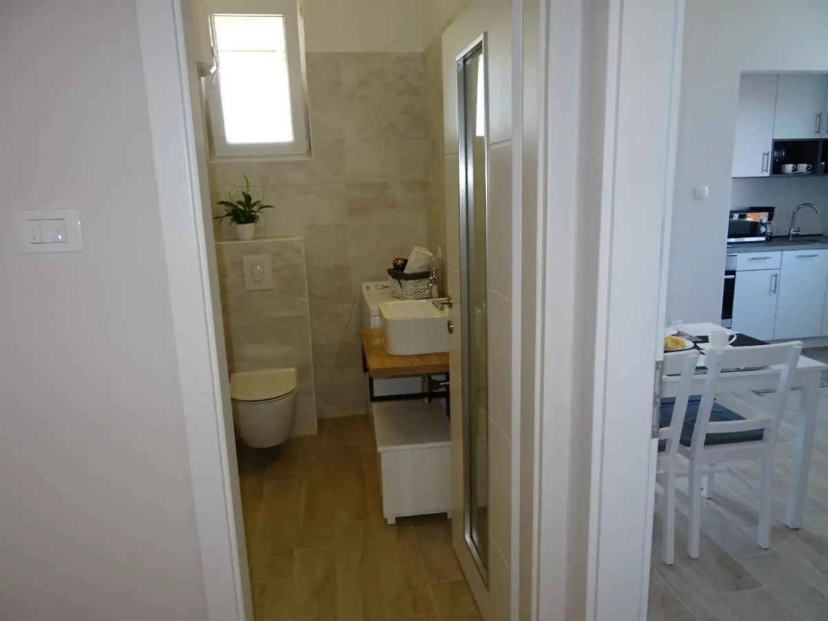 Luka'S Arena View Apartment Pula Croatia