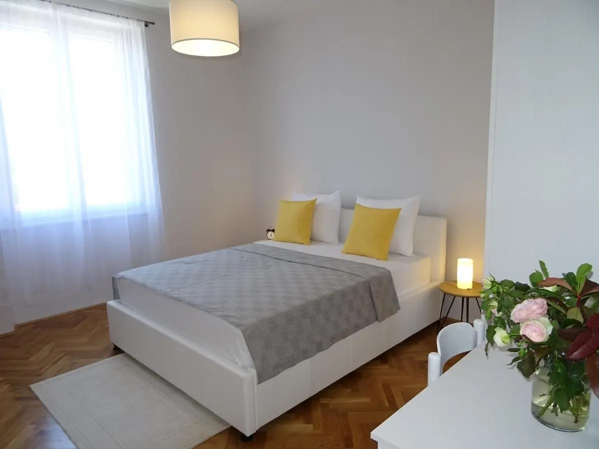 Luka'S Arena View Apartment Pula